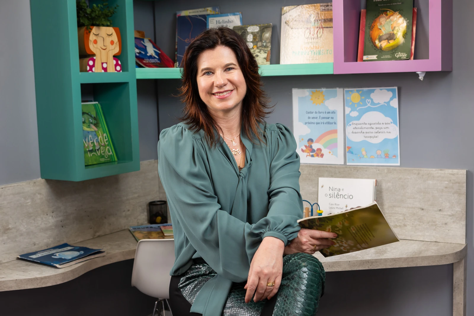 Dra. Letícia Rosito em atendimento infantil